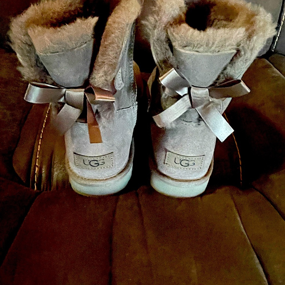 UGG Mini Bailey Bow Boots Woman’s 8 Gray Like New